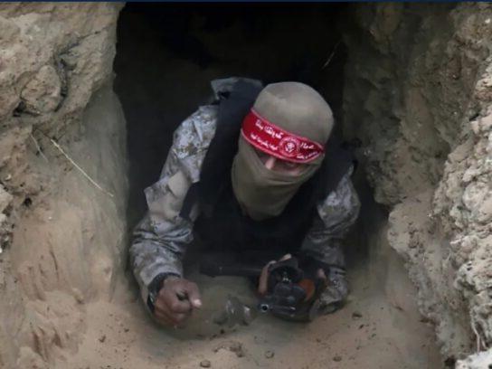 一名哈马斯战士从加沙隧道中出来.